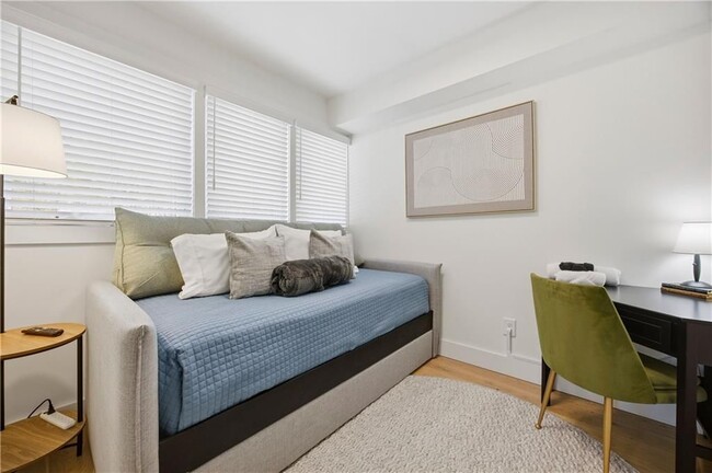 Photo - 434 Markham St SW