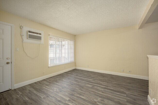 1BR, 1BA - 525SF - Living Room