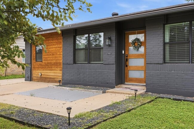 Building Photo - 1014 S Meadows Dr