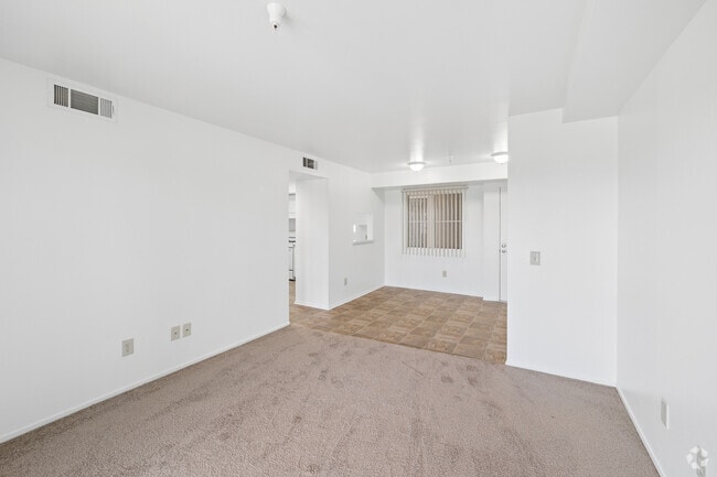 1BR, 1BA - 582SF - Living Room