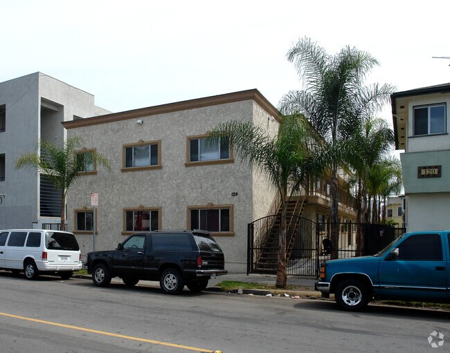 Building Photo - Newly Remodeled Beautiful 1 Bedroom/ 1 bathroom Apartment! With PARKING!