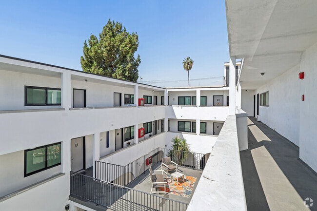 2BR, 1.5BA - 1,000SF - View