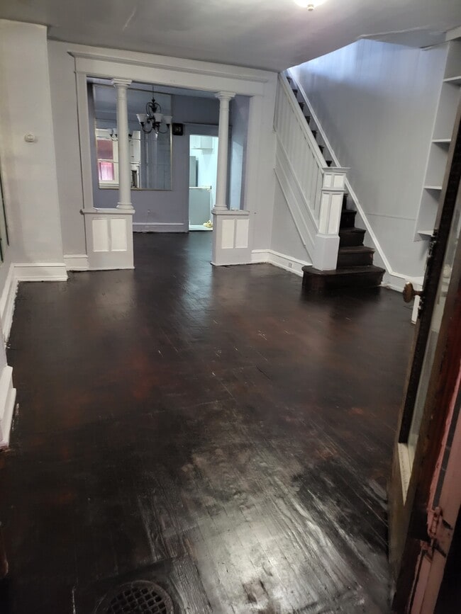 Building Photo - 643 N Peach St