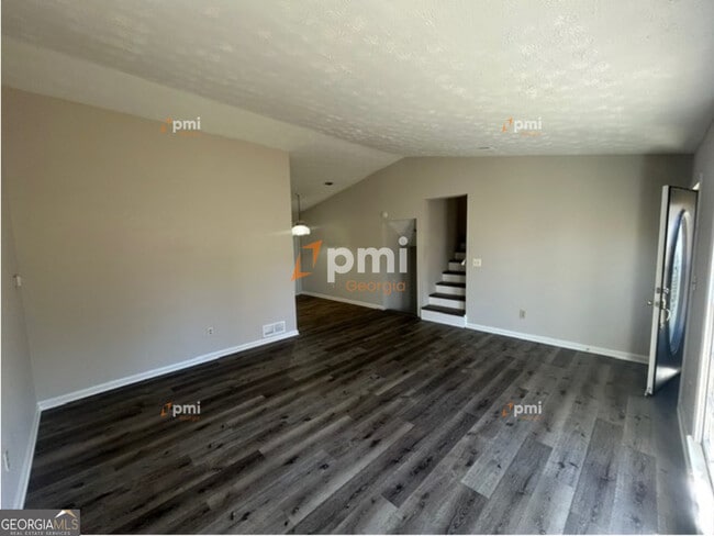 Photo - 667 Rae Dr SW