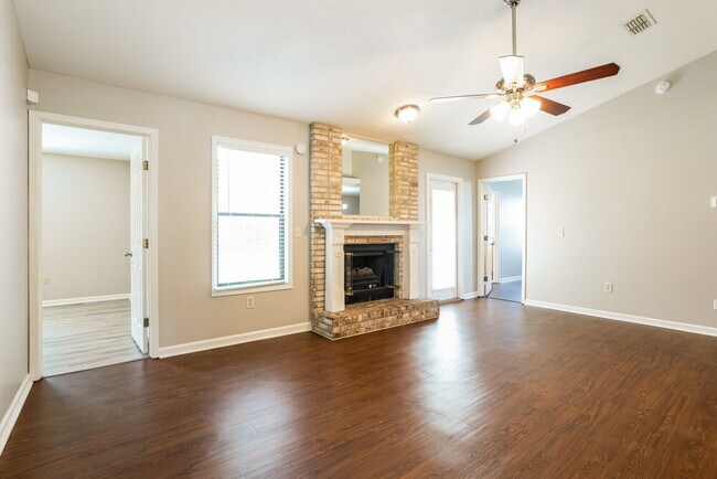 Photo - 641 Charles Pinckney St Casa