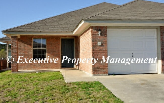 Building Photo - 208 Janelle Dr