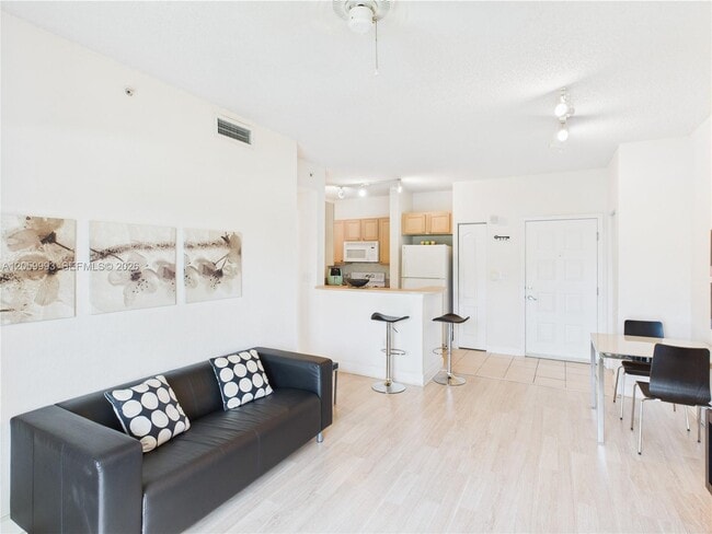 Building Photo - 6001 SW 70th St Unit 455