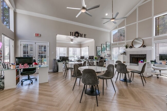 Oficina de arrendamiento - Seacrest Apartments