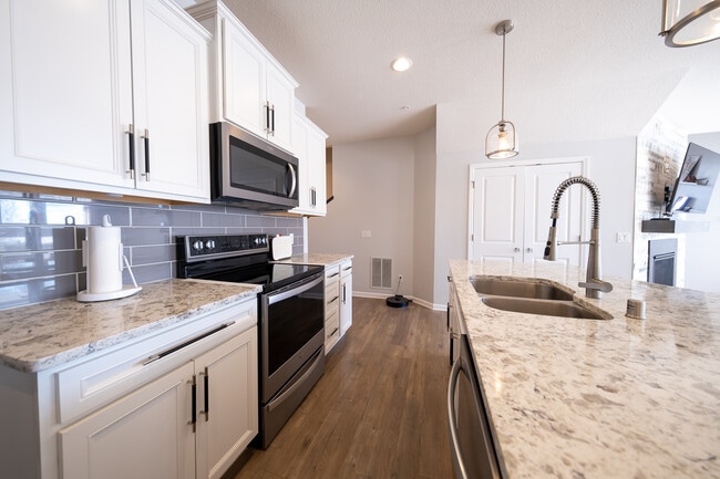 Photo - 756 Stonegate Rd