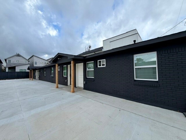 Building Photo - 206 E 33rd St Unit 8