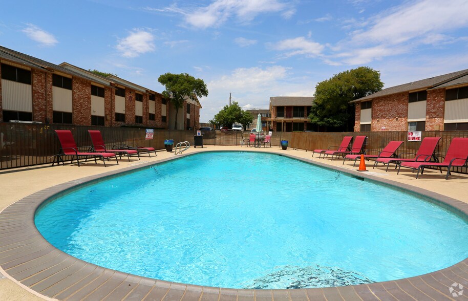 Pool behind Office