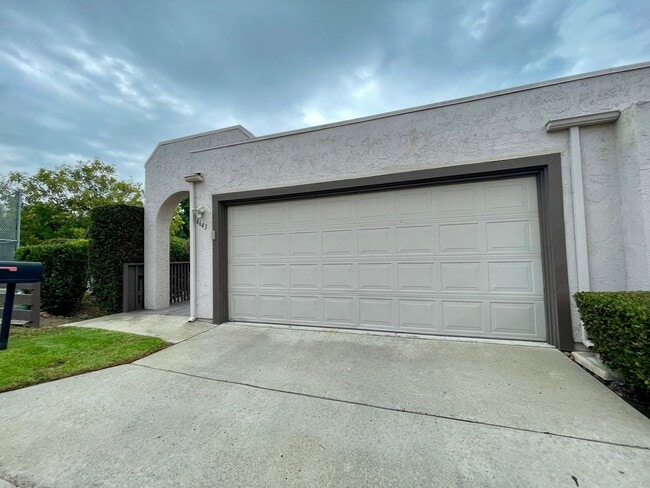 Building Photo - 3 bedroom 2 1/2 bath Townhome with Office ...