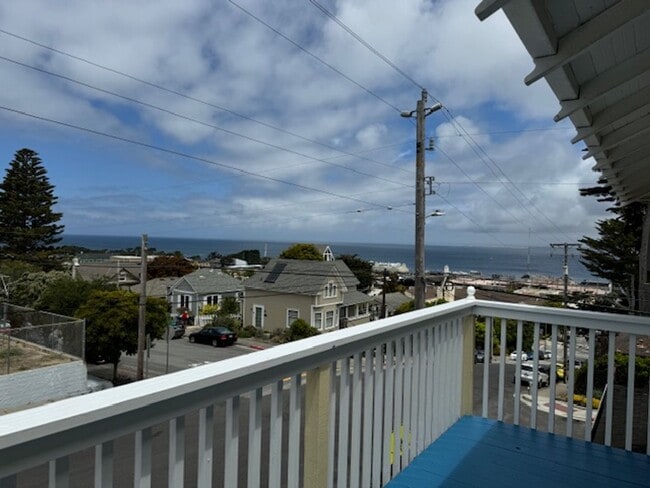 Building Photo - Laine Hill Condominiums Unit 20 B