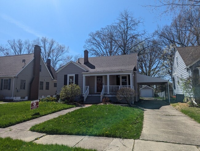 Building Photo - Beautiful 3 bedroom home with covered fron...
