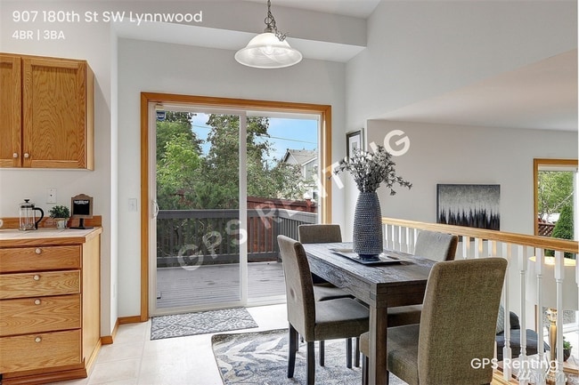 Photo - 907 180th St SW