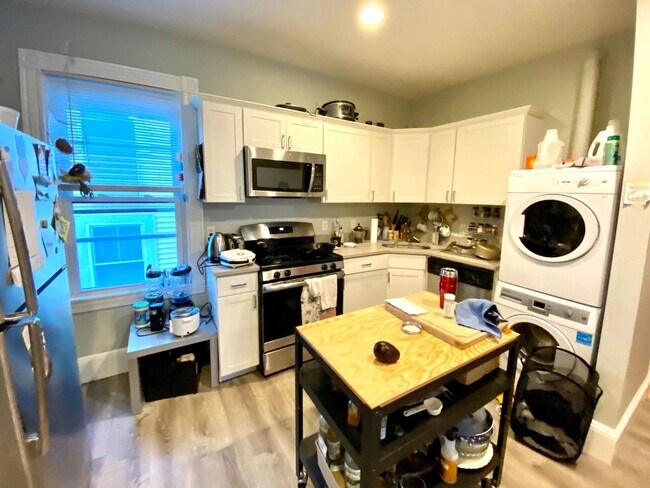 Photo - Renovated Apt near NEU!   Luxury Appliances, Sunny and Spacious w Laundry in Unit, Pet OK