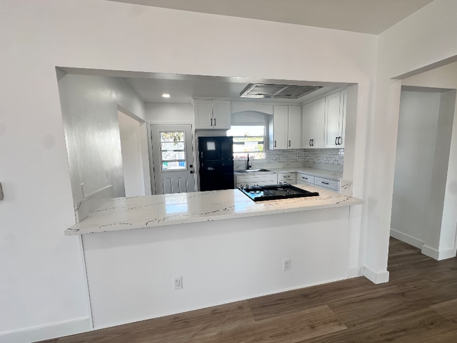 Building Photo - 422 E Grand Ave