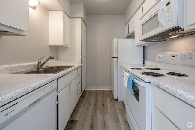 2BR, 1BA - 721SF - Kitchen