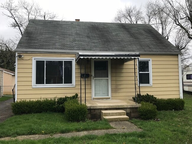 Building Photo - 4 bedroom 1.5 bathroom single family home