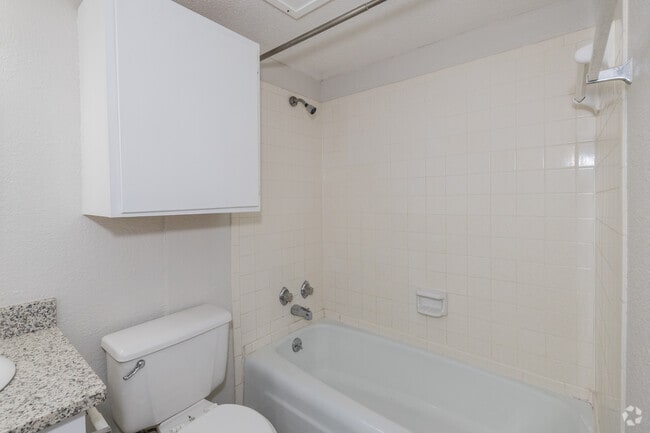1BR, 1BA - 650SF - Bathroom