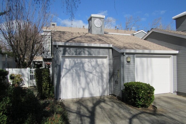 Building Photo - Beautiful 3 Bed/2.5 Bath Townhome