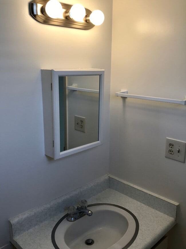 Building Photo - 2/2/1 with Den/3rd Bedroom (Elec, Water, Sewer, Hot Water, Gas Included in Rent!) Unit 604