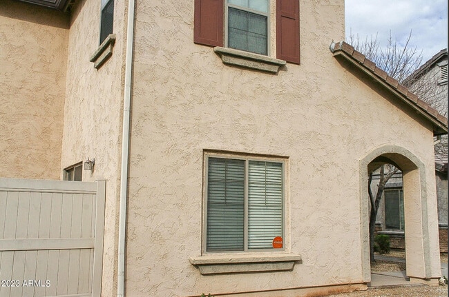 Building Photo - 8420 W Lewis Ave