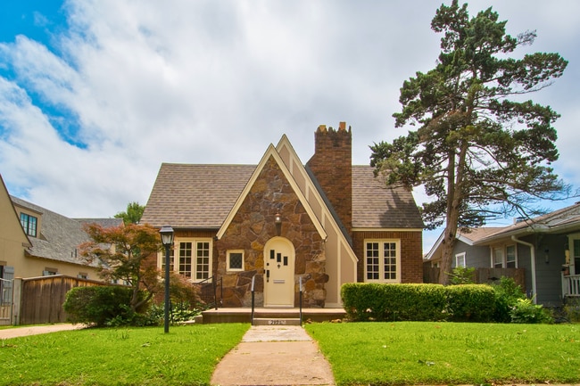 Building Photo - 2124 E 19th St