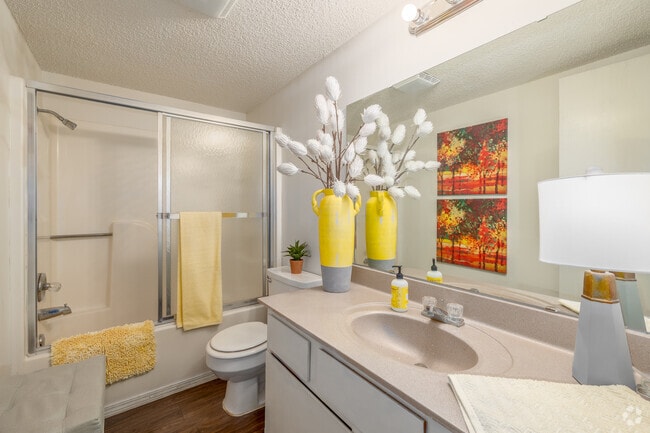 2BR, 1BA - 700SF - Bathroom