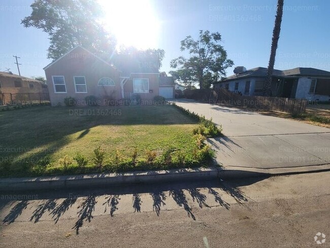 Building Photo - Charming 2 bedroom, 1 bathroom house near ...