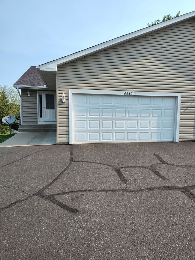 Building Photo - 3 Bedroom, 2 bathroom twin home in Oakdale