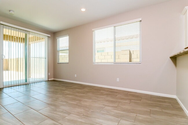 Photo - 20251 W Buchanan St