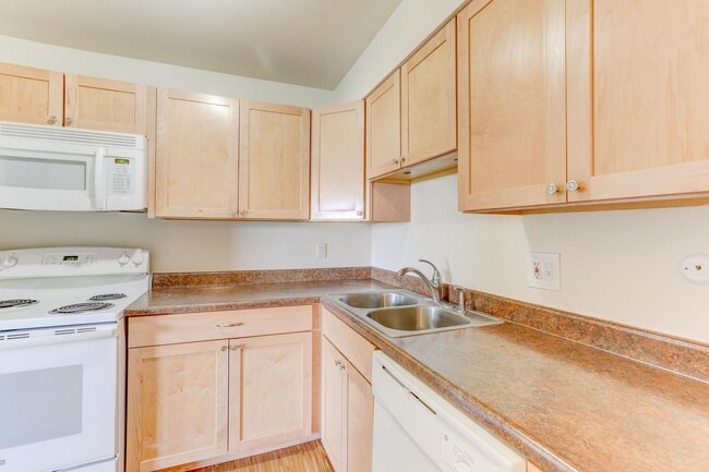 2BR 2BA - 940 SF - Kitchen - Union Square Apartments