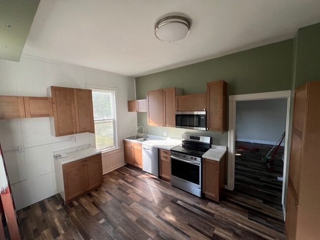 Building Photo - 1903 Spooner Ave Unit Up Rental