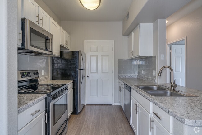 3 habitaciones, 2 baños - 1147 pies cuadrados - Cocina - The Franklin Apartment Homes