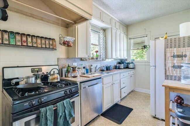 Photo - 1103 W 22nd St