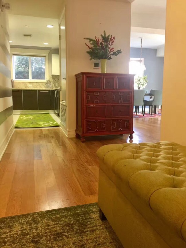 Entrance - 325 S Arnaz Dr Unidad 101