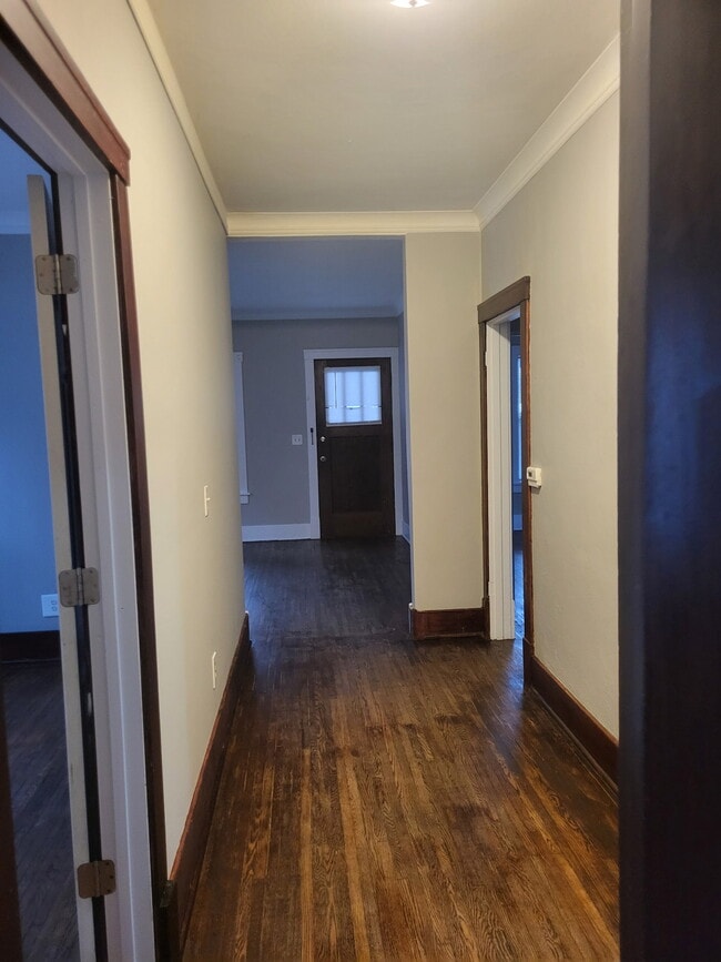 Hallway view to the front door - 1012 W Armstrong Ave Unit 1012-1