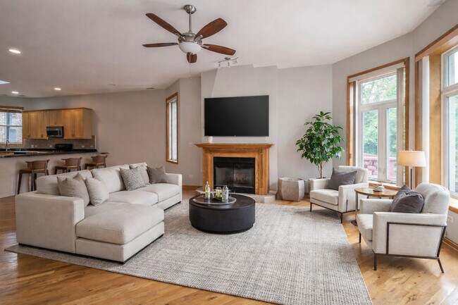 Photo - 4839 S Forrestville Ave Unidad 3