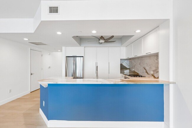 2650 Lake Shore Dr Unit 1202