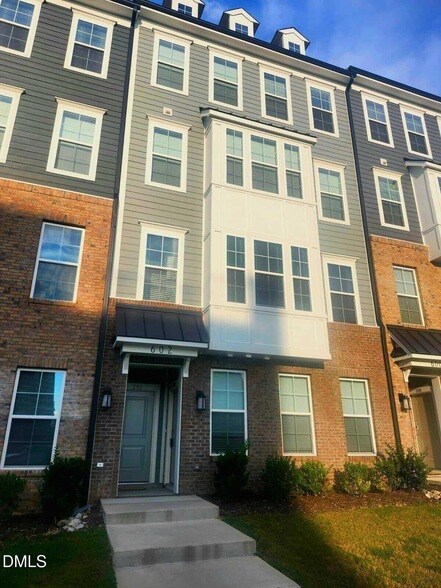 602 Market Grove Dr