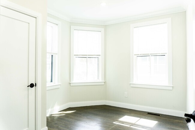 Building Photo - 79 Linden St Unit 1 Rental