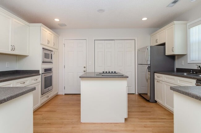 Photo - 340 Palmer Way