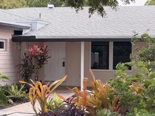 Building Photo - 2018 NE 14th Ct Unit 2018