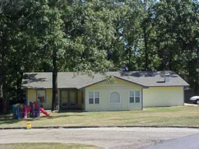 Building Photo - Questions call Peggy Goodman 501 676 1758