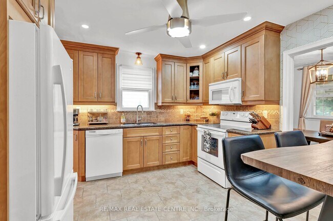 Photo - 301 St Lawrence St