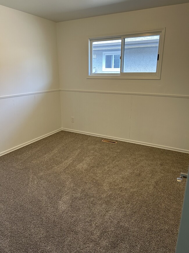 Building Photo - 11827-11847 47 St NW Unit 11827 - G1 Lower