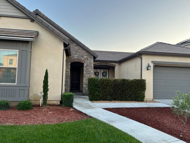 Photo - 598 Crescent Ln