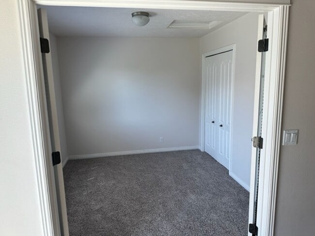 Photo - 943 Mount Hood Pl N