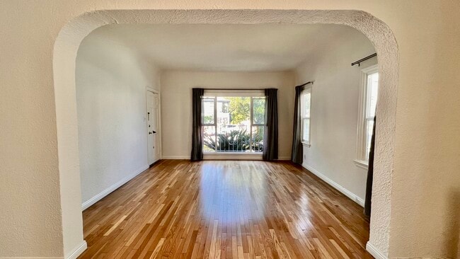 Living Room - 714 N Edinburgh Ave Unit 714 12